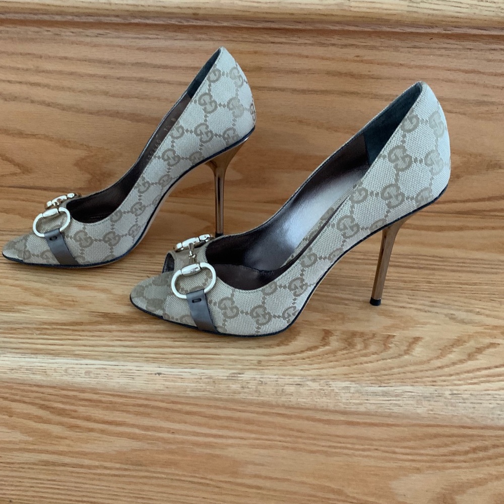 Gucci   G g signature.  Heel.